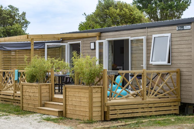 Un mobil-home du camping Les Rouillères.